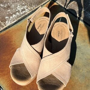 NWOB Clarks Tan Wedge Sandals with Crisscross Straps, size 6M